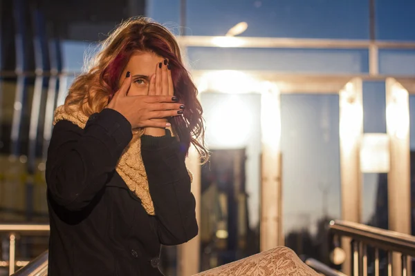 La chica en el abrigo de las escaleras — Foto de Stock