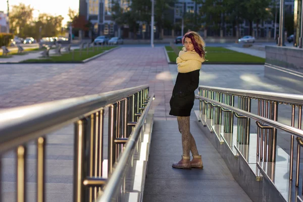 La chica en el abrigo de las escaleras —  Fotos de Stock