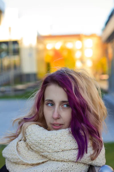 Gyönyörű portré egy lány, a színes haj — Stock Fotó