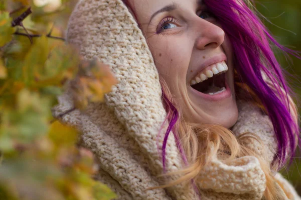 Beau portrait d'une fille aux cheveux colorés — Photo