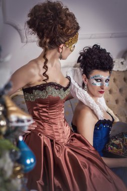 elbiseler Barok kanepede oturan kadınların