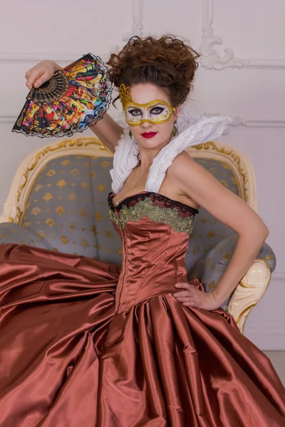 Die Frau im barocken Kleid mit einem Fächer — Stockfoto