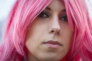 bir peruk bir kız portresi