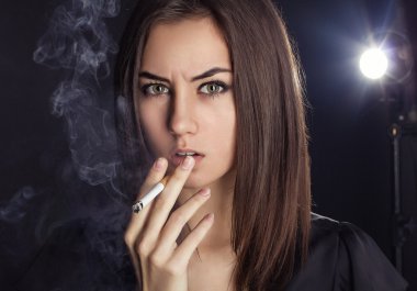 bir sigara ile bir kız portresi