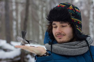 adam elinden bir kuş besleme