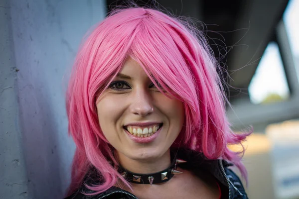 Mädchen im kurzen Rock unter der Brücke — Stockfoto