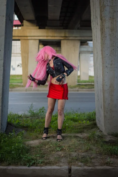 Flicka i en kort kjol under bron — Stockfoto