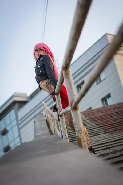 A menina na peruca nas escadas — Fotografia de Stock