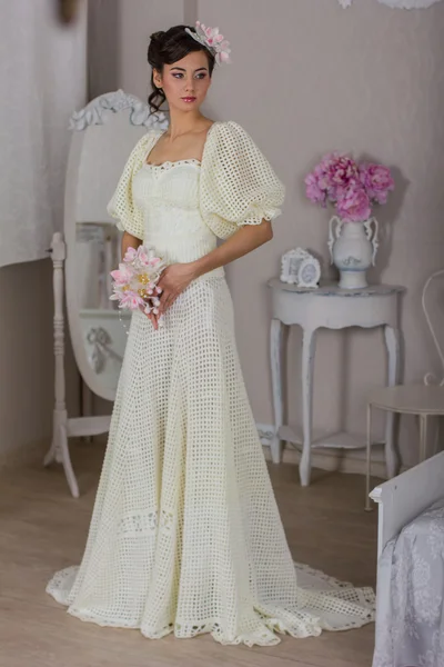 La mariée dans une robe blanche avec un bouquet — Photo