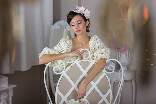 Невеста в белом платье на стуле — стоковое фото