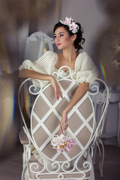 Η νύφη σε ένα λευκό φόρεμα στην καρέκλα — Φωτογραφία Αρχείου