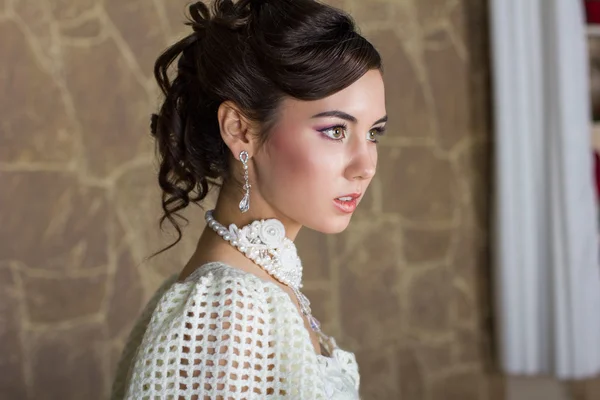 Retrato de uma noiva em um vestido branco — Fotografia de Stock