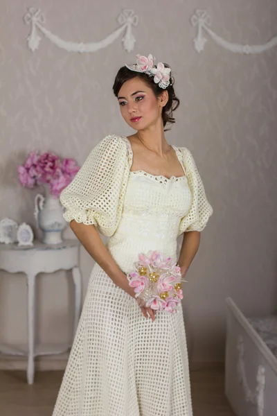 The bride in a white dress with a bouquet — Stock Photo, Image