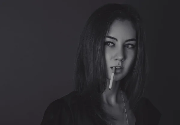 Portrait d'une fille avec une cigarette — Photo