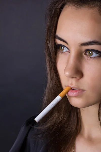 Retrato de uma menina com um cigarro — Fotografia de Stock