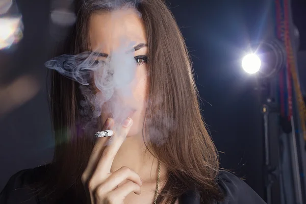 Retrato de uma menina com um cigarro — Fotografia de Stock