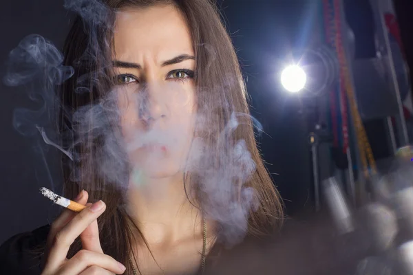 Retrato de uma menina com um cigarro — Fotografia de Stock