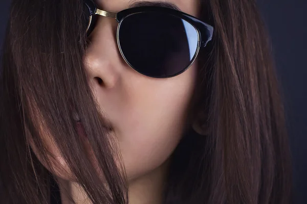 Porträtt av en flicka i solglasögon — Stockfoto