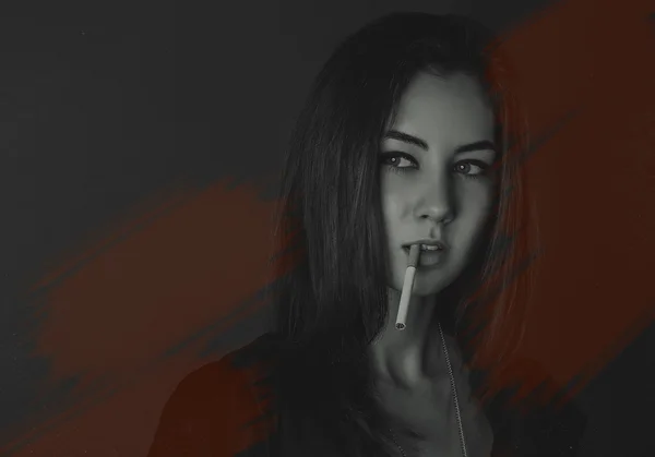 Portrait d'une fille avec une cigarette — Photo