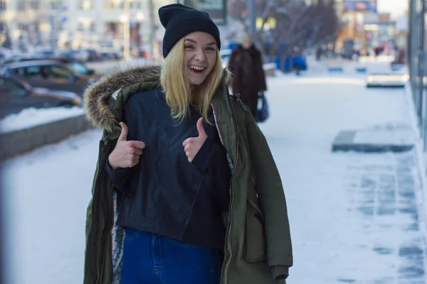 Porträtt av snygg ung tjej på gatan — Stockfoto