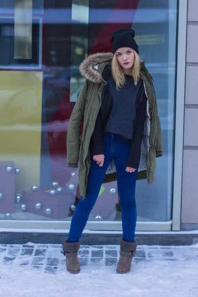 Portrait of stylish young girl on the street — Stock Photo, Image