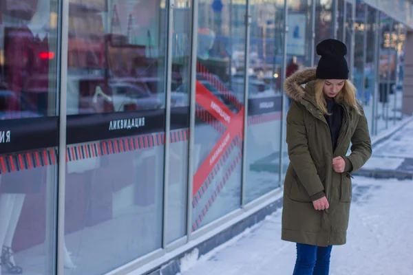 The girl zipping up his jacket on the street — Stock Photo, Image