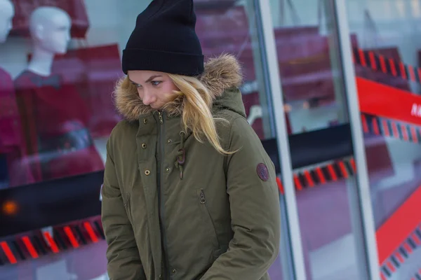 Porträt eines stilvollen jungen Mädchens auf der Straße — Stockfoto