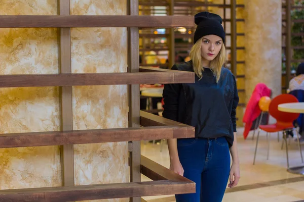 Portrait de la jeune fille élégante dans le centre commercial — Photo