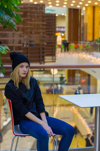 Retrato de menina elegante no shopping — Fotografia de Stock