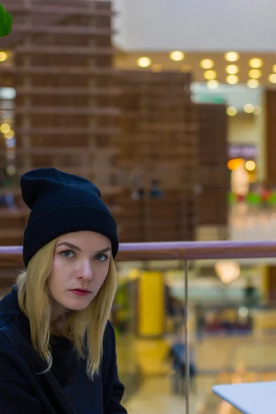 Retrato de menina elegante no shopping — Fotografia de Stock