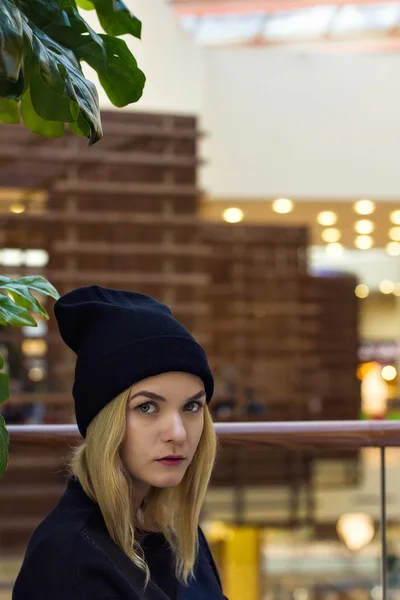 Portrait of stylish young girl in the Mall — Stock Photo, Image