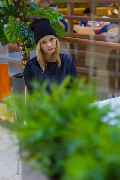 Portrait de la jeune fille élégante dans le centre commercial — Photo