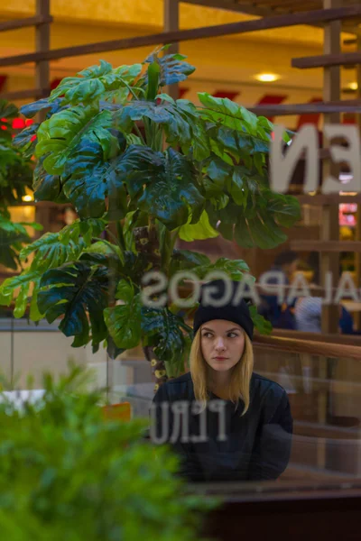 Retrato de la joven con estilo en el centro comercial —  Fotos de Stock