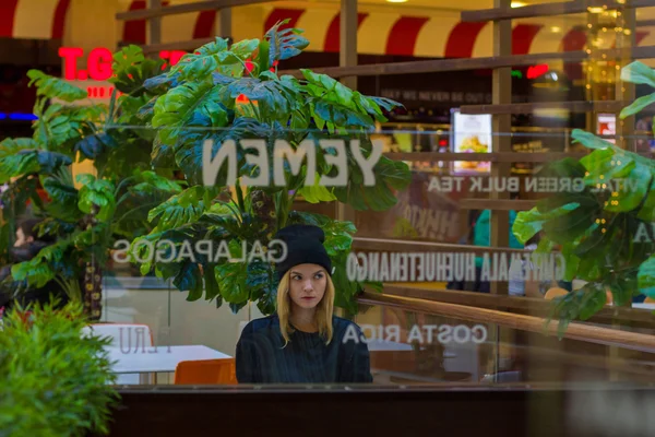 Portrait de la jeune fille élégante dans le centre commercial — Photo