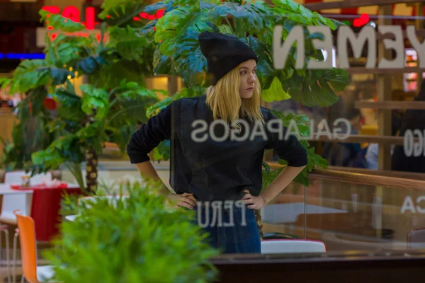 Portrait de la jeune fille élégante dans le centre commercial — Photo