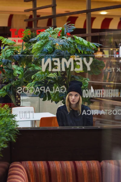 Portrait of stylish young girl in the Mall — Stock Photo, Image