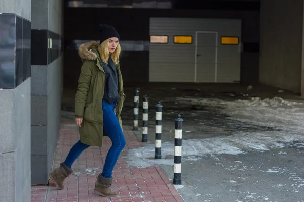 Porträtt av snygg ung tjej på gatan — Stockfoto