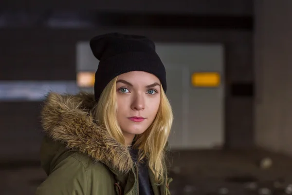 Portrait of stylish young girl on the street — Stock Photo, Image