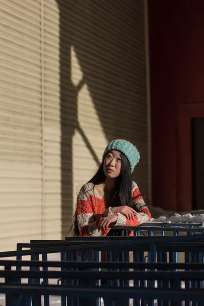Портрет стильной азиатской девушки на улице — стоковое фото