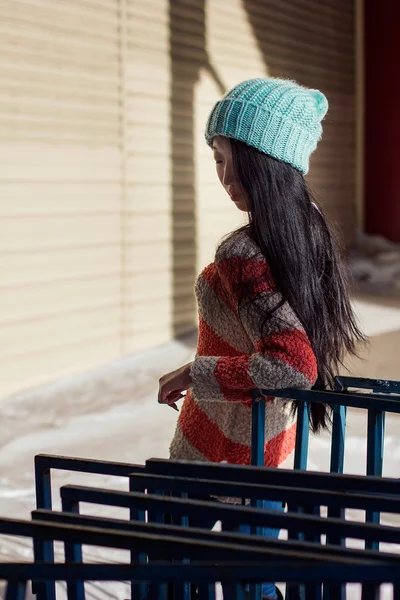Portrét stylová Asijská dívka na ulici — Stock fotografie