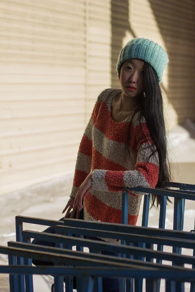 Porträt von stilvollen asiatischen Mädchen auf der Straße — Stockfoto