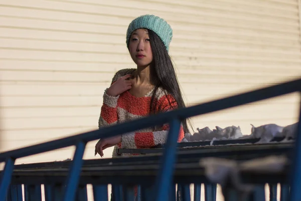 Portrait of stylish Asian girl on the street — Stock Photo, Image