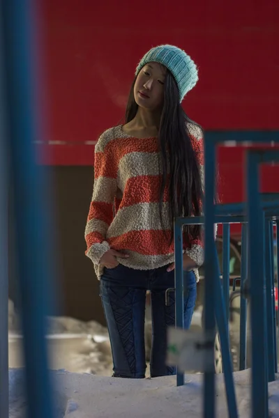 Portrét stylová Asijská dívka na ulici — Stock fotografie