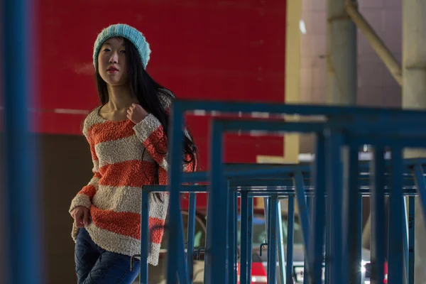 Portrait de élégant asiatique fille sur la rue — Photo