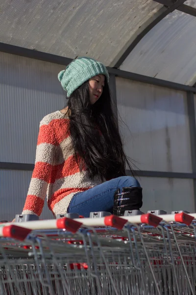 Retrato de las niñas asiáticas con estilo cerca de carrito pequeño — Foto de Stock