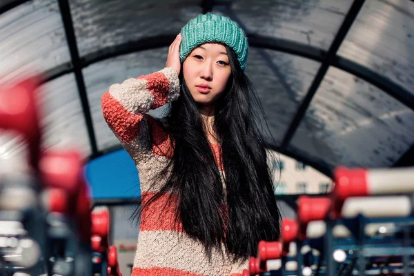 Portret van stijlvolle Aziatische meisjes in de buurt van kleine kar — Stockfoto