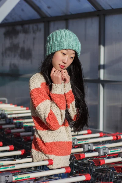 Porträt stilvoller asiatischer Mädchen in der Nähe eines kleinen Wagens — Stockfoto