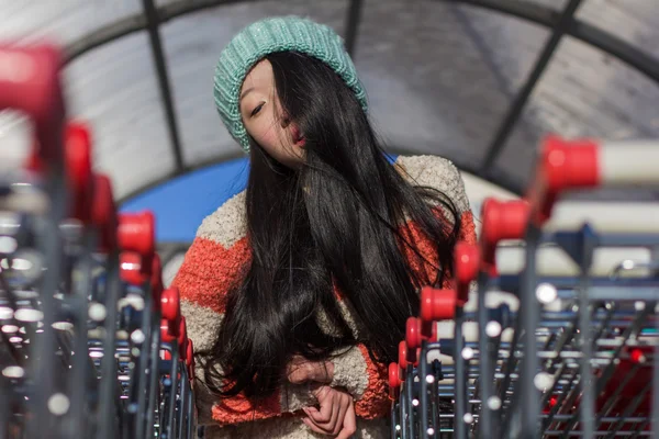 Porträt stilvoller asiatischer Mädchen in der Nähe eines kleinen Wagens — Stockfoto