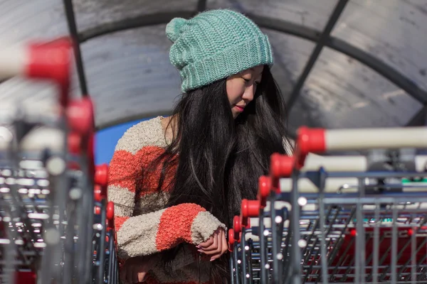 Porträtt av eleganta asiatiska tjejer nära liten vagn — Stockfoto