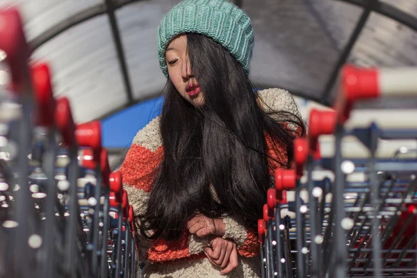 Portrait of stylish Asian girls near small cart — Stock Photo, Image